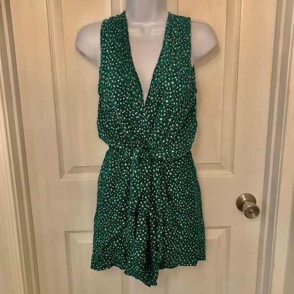 Green v neck tie front romper - Picture 2 of 6